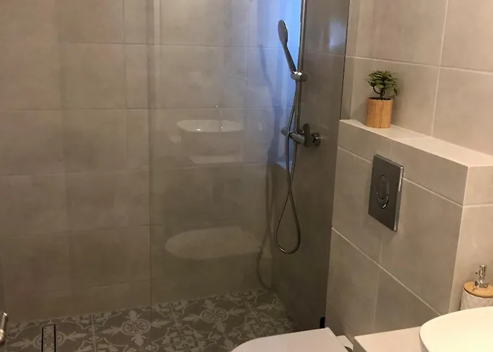 Barbara's One Bedroom Apartman *